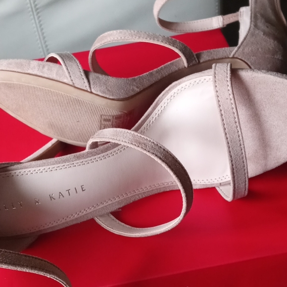 Kelly and Katie Courtnee Sandal - Picture 5 of 8